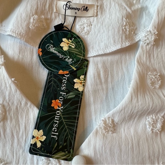 NWT Blooming Jelly size small tie shirt. 3-d circles off White w covered buttons - Picture 5 of 9